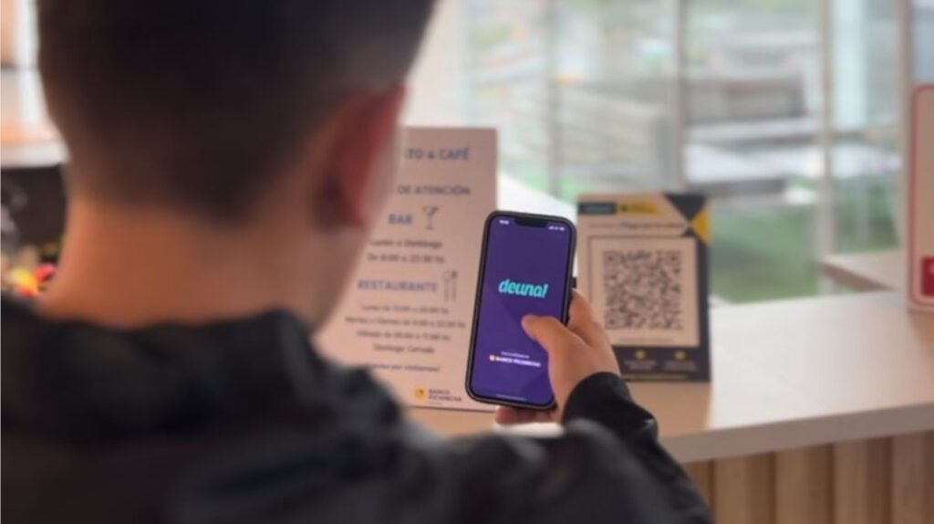 Noticias: Ecuatorianos pierden el miedo a pagar con el móvil y un código QR