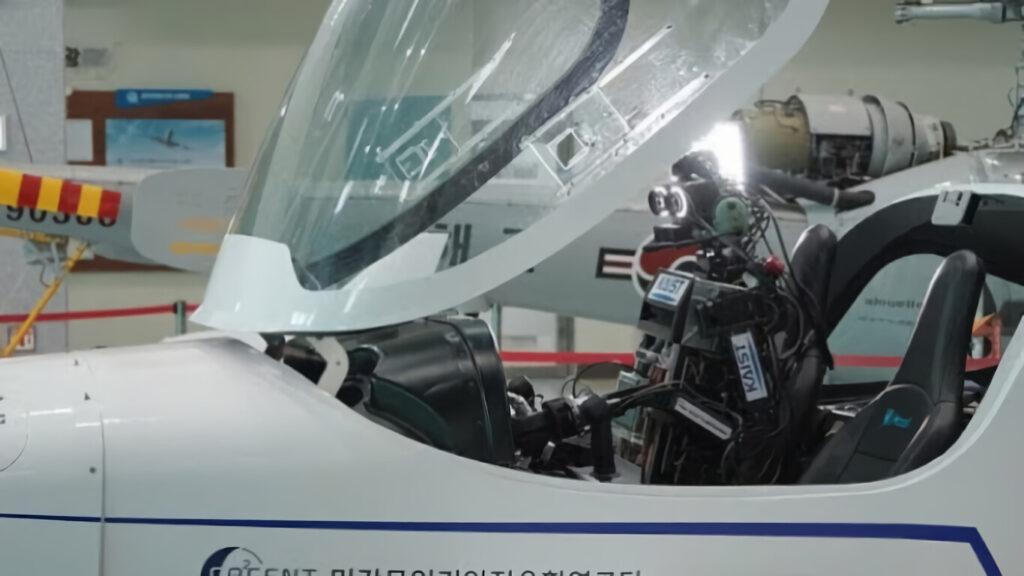 Noticia: En su imparable camino hacia el progreso, la humanidad ha creado un robot capaz de pilotar casi cualquier avión.