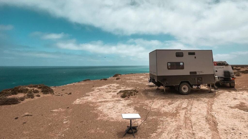 Noticia: Starlink ofrecerá servicios empresariales en Ecuador en alianza con una operadora.