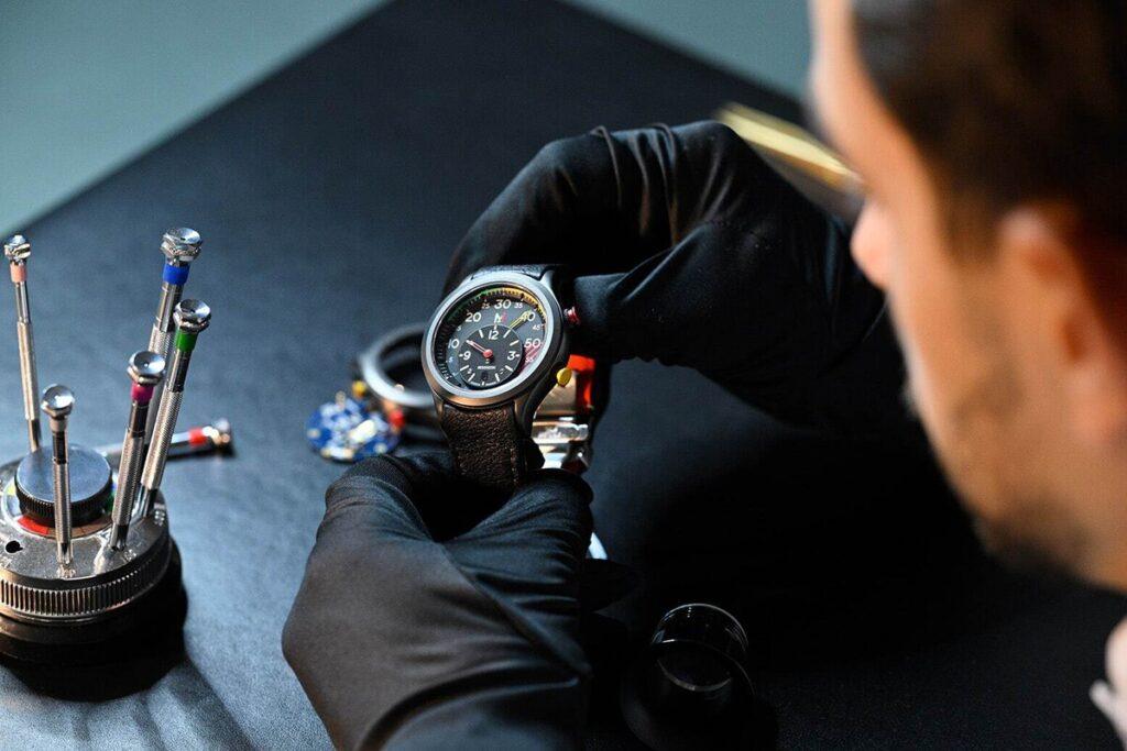 Noticia: El smartwatch está impulsando la reinvención del reloj analógico. Esta compañía cree que el motor MEMS es el futuro