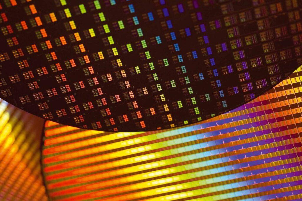 Noticia: OpenAI quiere sus propios chips para IA como alternativa a las GPU de NVIDIA. Acaba de encontrar el aliado perfecto.