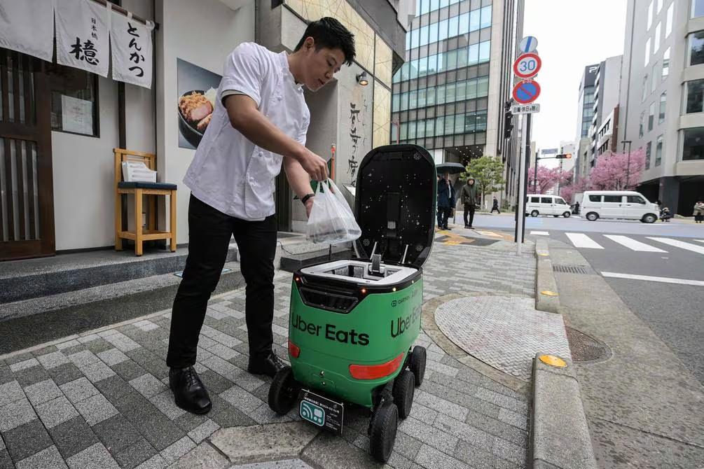 Noticia: Uber Eats ya realiza repartos utilizando robots en Tokio